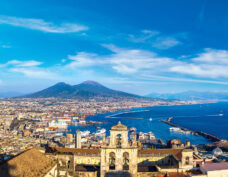 Napels (Werelderfgoed) met uitzicht op Vesuvius