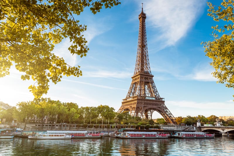 PARIS, FRANCE - Nov 07, 2017: Eiffel Tower Observation Deck. Tourists at  the Eiffel Tower in Paris Stock Photo - Alamy