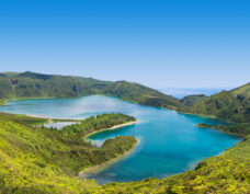 shutterstock_622027520_LagoadeFogo_Himmelblau_low