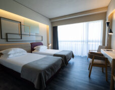 Quarto Twin Vista Jardim Lateral Mar_low