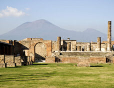 iStock_000002765405_Large_Pompeji_Vesuv